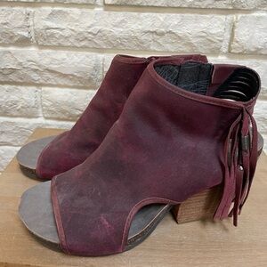 OTBT Free Spirit peep toe sandals booties chunky heel Wine color fringe Boho 9.5